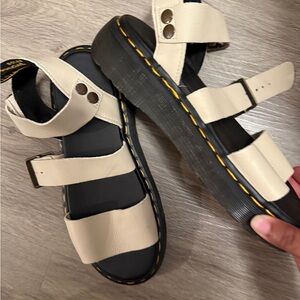 NWOT Dr. Martens Gryphon Pisa Sandals